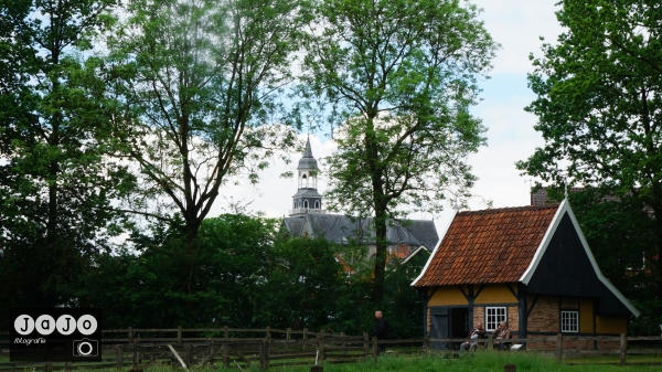 Rechts het Klöpkeshoes. Op de achtergrond de kerktoren van Ootmarsum. Kerk, Ootmarsum, kunst, museum